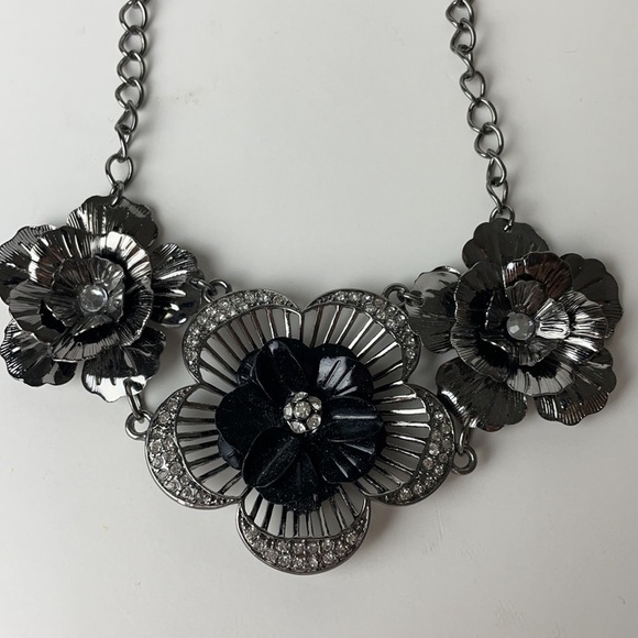Guess Fashion Necklace Three Flower With Crystals Statement - Picture 4 of 12